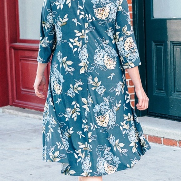 midi dress featuring an allover floral print - Picture 2 of 3